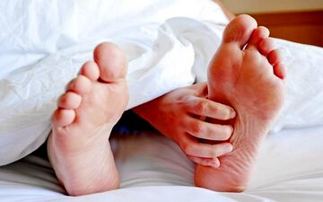 اگر موقع خواب پای شما این مشکلات را دارد کلسترول تان بالاست!
