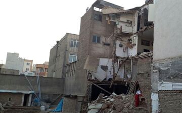 ریزش ساختمان در حال تخریب 4 مصدوم برجای گذاشت