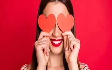 میخوای بدونی کسی پنهانی بهت علاقه داره یا نه؟ 10 نشانه داره بیا تا بهت بگم!
