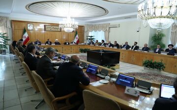 درج تاریخ میلادی به جای شمسی در مانیتور جلسه هیئت دولت +فیلم 