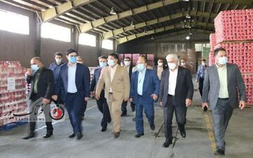 گزارش تصویری/ بازدید معاون وزیر صمت از واحدهای تولیدی استان کرمانشاه/اهدا تندیس طلایی رعایت حقوق مصرف کننده به شرکت رژین تاک 