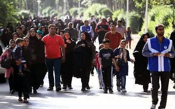 برگزاری همایش پیاده‌روی خانوادگی در کرمانشاه
