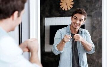 آیا صحبت کردن با خود طبیعی است؟