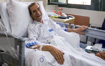 پرستاری همسر سابق حسین محب‌اهری از او در بیمارستان/عکس