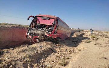 
18 مصدوم در حادثه واژگونی اتوبوس در جاده بوئین‌زهرا