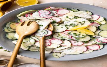 طرز تهیه سالاد سیب و خیار با یه سس ویژه که خیییلی خوشمزه است؛ امتحان کنی شیفته اش شدی