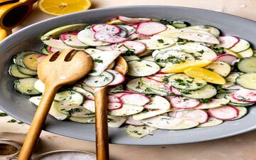 طرز تهیه سالاد سیب و خیار با یه سس ویژه که خیییلی خوشمزه است؛ امتحان کنی شیفته اش شدی