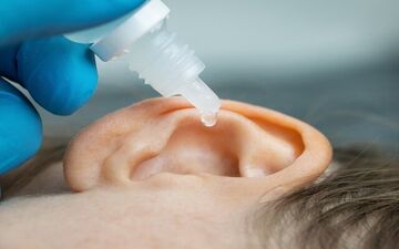 اگر آب در گوشتان رفت چه زمانی به پزشک مراجعه کنیم؟