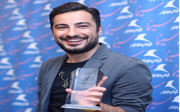 خوشحالی نوید محمدزاده بعد از دریافت سیمرغ در جشنواره فیلم فجر (عکس)