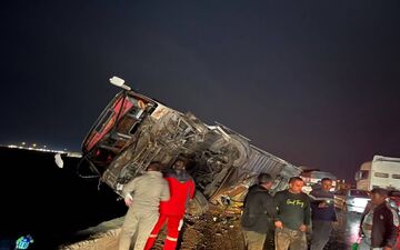 حادثه در مسیر مشهد؛ اتوبوس در گرمسار واژگون شد
