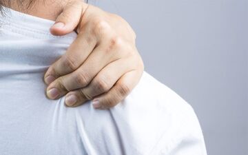5 علت شانه درد در خانم ها