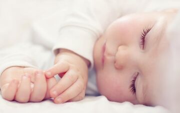 خطرات به پهلو خوابیدن کودکان