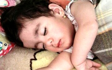  توضیحات پدر سارینا، کودکی که به خاطر سرما در منطقه زلزله‌زده کرمانشاه جان داد