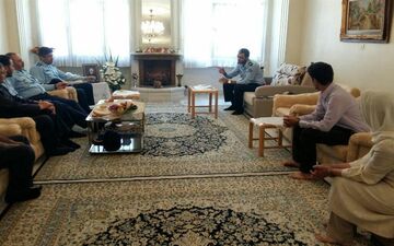  دیدار فرمانده نیروی هوایی ارتش با خانواده خلبان زرتشتی نهاجا