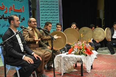 آئین پایانی  همایش علمی وپژوهشی سیمای امام رضا(ع) در آینه ادبیات تعلیمی با  اجرای بزرگ و هنرمندانه گروه هنری دف‌نوازان یاسین کردستان