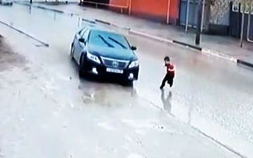 ویدیویی دلهره آور نجات کودک از زیر چرخ تریلی