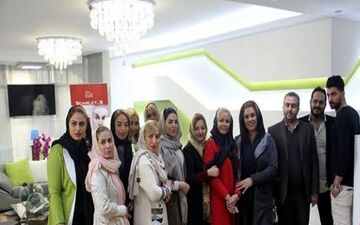 عکس دسته جمعی نسرین مقانلو و همکارانش در کلینیک زیبایی اش (عکس)