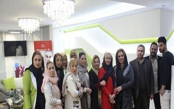 عکس دسته جمعی نسرین مقانلو و همکارانش در کلینیک زیبایی اش (عکس)