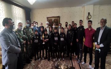 اهدا جام قهرمانی فوتبال باشگاه عقاب زاگرس به جانباز کرمانشاهی