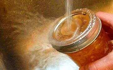 باز کردن در ظروف شیشه ای با چند روش جالب