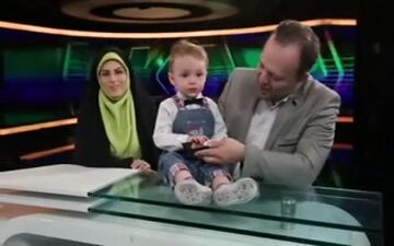 رکوعی گوینده خبر به همراه همسر و فرزندش در استودیو خبر ۲۰:۳۰ + فیلم