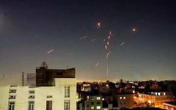 ویدئو / شلیک رهگیرهای محدود اسرائیل به موشک های ایران