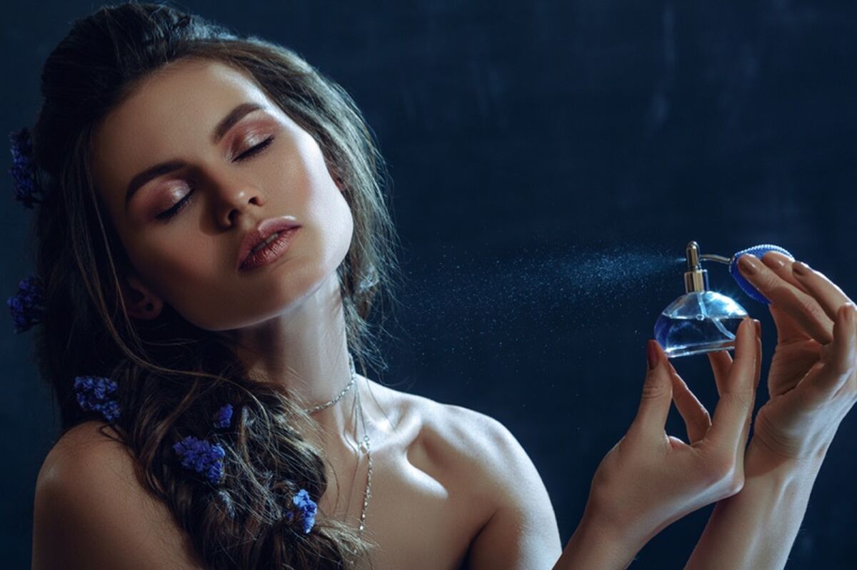 راهنمای خرید عطر زنانه برای موقعیت‌های مختلف: از جلسه کاری تا قرار عاشقانه
