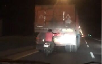 اقدام عجیب و خطرناک موتورسوار در جاده! + فیلم 
