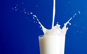 کارهای عجیبی که با شیر تاریخ مصرف گذشته می توانید انجام دهید