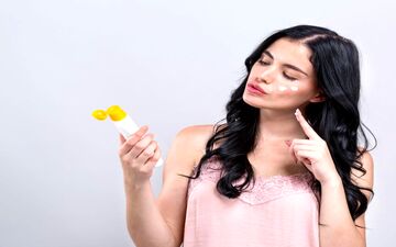 چرا باید در هنگام پرواز از ضدآفتاب استفاده کنیم؟