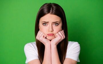 نشانه های دلتنگی زنان؛ این رفتار خانمتو دریاب!