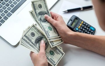  قیمت دلار ۵ هزار تومان ریخت / ریزش شدید قیمت طلا امروز ۲۳ فروردین ۱۴۰۴ 