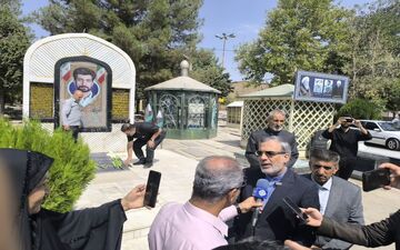 خبرنگاران در کنار مردم؛ جابری انصاری بر مزار محمود صارمی