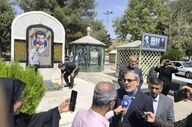 خبرنگاران در کنار مردم؛ جابری انصاری بر مزار محمود صارمی