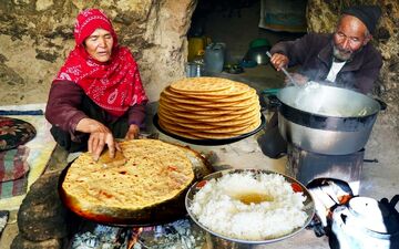 پخت شیربرنج و نان لواش در غار افغانستان / غذای روستایی با طعم اصالت