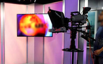 بیهوش‌شدن مجری حین اجرای برنامه زنده! +فیلم 