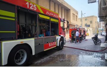حریق پشت‌بام ساختمانی در بندرعباس مهار شد؛ جلوگیری از گسترش آتش با اقدام سریع آتش‌نشانان