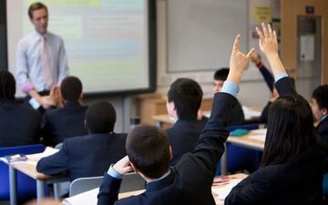 آخرین وضعیت مدارس خارج از کشور و حقوق ارزی و ریالی معلمان
