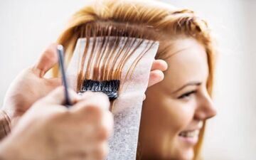 چگونه در خانه موهای خود را هایلایت کنیم؟  ۴ روش ساده برای هایلایت مو در خانه
