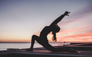 تاثیر تمرینات یوگا بر کاهش استرس و تسکین میگرن