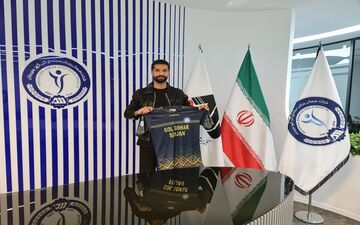 سهرابیان با لباسِ آبی گل‌گهر در فصل جدید