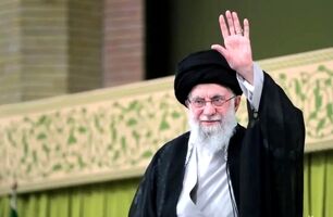 ویدئو / واکنش مرضیه وحید دستجردی به شایعات: «۱۱ نوه رهبر شهید در تهران متولد شده‌اند»