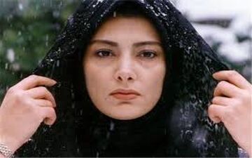 لادن طباطبایی کنار آبشار نیاگارا در سیزده بدر