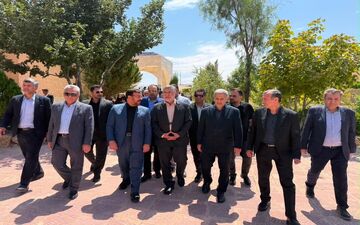 قطب درمانی فارس؛ وزیر بهداشت از بهره‌برداری ۳ طرح ۴ هزار میلیاردی در شیراز گفت