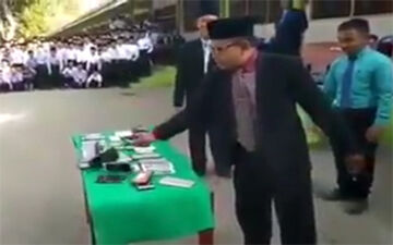 له کردن تلفن همراه ده‌ها دانش آموز با چکش در مراسمی باشکوه!