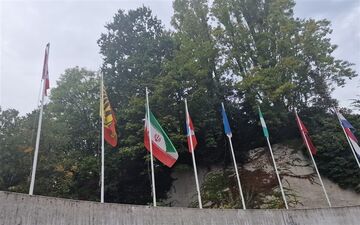 پرچم نمایندگی‌های ایران در اروپا به حالت نیمه برافراشته درآمد 