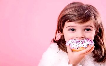 چگونه علاقه کودک مان به خوردن خوراکی‌های شیرین را کاهش دهیم؟