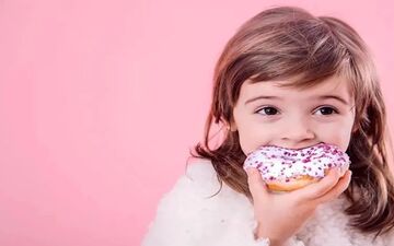 چگونه علاقه کودک مان به خوردن خوراکی‌های شیرین را کاهش دهیم؟