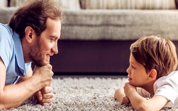 چطور کودکی مودب تربیت کنیم؟ | راهکارهایی طلایی برای تربیت کودک مودب