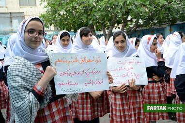 پاسداشت روزمعلم در دبستان غیر انتفاعی مفید و تجلیل از دانش‌آموزان برتر  ناحیه سه کرمانشاه 